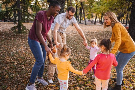 Spaßkreis: Familie und Freunde genießen gemeinsam den Herbst.