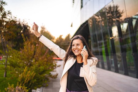 Téléchargez les photos : Femme d'affaires parlant sur un téléphone après le travail. - en image libre de droit