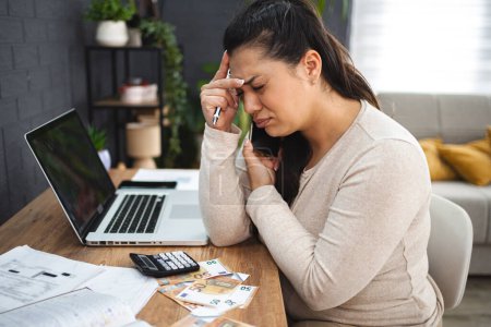 Téléchargez les photos : Femme frustrée faisant des finances à la maison. - en image libre de droit