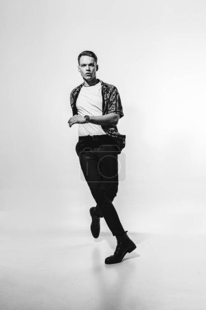 Foto de Un hombre elegante corre con clase alta frente a un estudio de ciclorama, creando un efecto estilo revista. Foto de alta calidad - Imagen libre de derechos