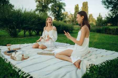 Téléchargez les photos : Deux jeunes femmes méditent et font du yoga dans la nature. Photo de haute qualité - en image libre de droit