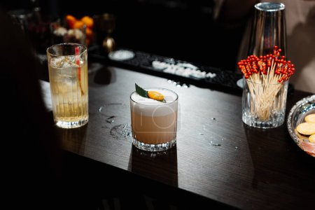 Téléchargez les photos : Un beau cocktail sur le comptoir du bar. Photo de haute qualité - en image libre de droit