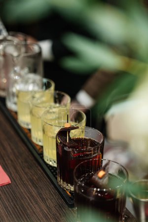 Téléchargez les photos : Beaux cocktails au bar. Photo de haute qualité - en image libre de droit