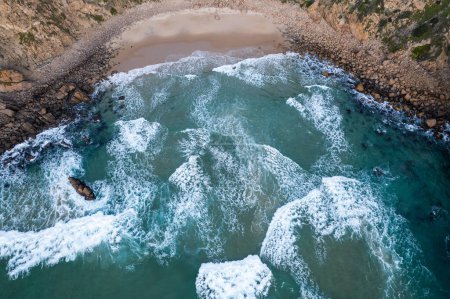 Téléchargez les photos : Rivage rocheux avec vagues bleues. Photo de haute qualité - en image libre de droit