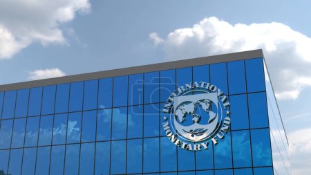 Téléchargez les photos : Fonds monétaire international Une animation 3D élégante et moderne du logo d'une entreprise populaire orne les murs de verre d'un bâtiment d'entreprise. Parfait pour une utilisation éditoriale uniquement dans vos projets professionnels. - en image libre de droit