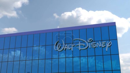 Téléchargez les photos : Walt Disney Cette superbe animation 4K arbore le logo d'une grande entreprise affichée sur la façade vitrée d'un bâtiment d'entreprise. Parfait pour un usage éditorial seulement. - en image libre de droit