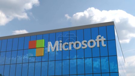 Téléchargez les photos : Microsoft Une animation 3D élégante et moderne du logo d'une société bien connue orne la façade d'un grand bâtiment d'entreprise. Parfait pour un usage éditorial uniquement dans vos projets sur le thème de l'entreprise. - en image libre de droit