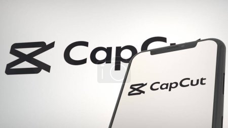 Foto de CapCut logotipo de la aplicación en la pantalla de visualización móvil y editorial de fondo - Imagen libre de derechos