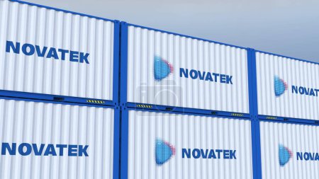 Foto de Logo de Novatek Iconos del logotipo y la bandera del comercio global en contenedores de envío de metal - Imagen libre de derechos