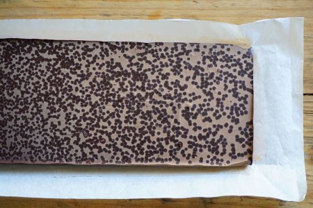 Téléchargez les photos : Haricot fait maison à la barre de chocolat pas encore tempéré avec fleur de graisse visible - en image libre de droit