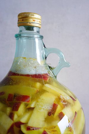 Foto de Fermentación del aguamiel de manzana o del vino de frutas en un carboy de vidrio - Imagen libre de derechos