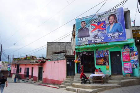 Téléchargez les photos : San Antonio Aguas Calientes, Guatemala - cerca 2023 : Annonces de partis politiques dans la rue pour les élections de 2023 - en image libre de droit