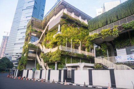 Téléchargez les photos : Mur de bâtiment recouvert de plantes vertes. Usine de récupération d'eau de Krukut - en image libre de droit