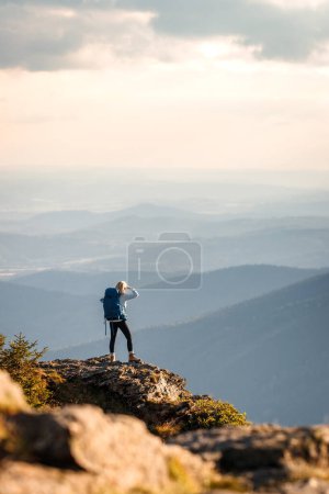 Téléchargez les photos : Randonneur a grimpé avec succès sommet de montagne. Femme avec sac à dos randonnée en montagne - en image libre de droit
