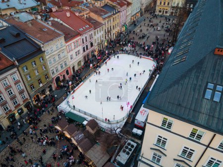 Téléchargez les photos : Foule au centre-ville Foire de Noël Lviv ville Ukraine frais généraux - en image libre de droit