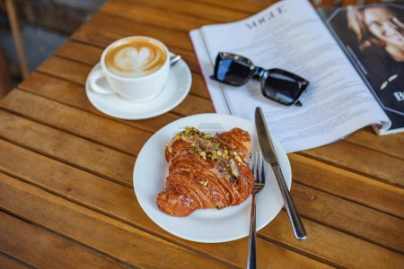 Téléchargez les photos : Avec croissants et café sur les cafés terrasse d'été - en image libre de droit