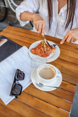 Téléchargez les photos : Avec croissants et café sur la terrasse d'été des cafés - en image libre de droit