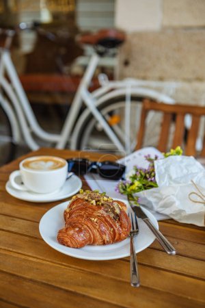 Téléchargez les photos : Petit déjeuner : Croissant au café, et Magazine au Café - en image libre de droit