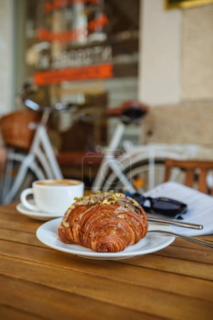 Téléchargez les photos : Café du matin et croissant sur la terrasse d'été - en image libre de droit