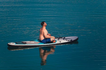 Foto de Hombre en el paddleboard en el centro del espacio de copia del lago - Imagen libre de derechos