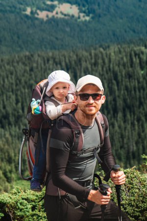 Mann mit Baby auf dem Berg
