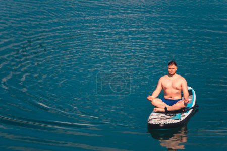 Foto de Hombre en el paddleboard en el centro del espacio de copia del lago - Imagen libre de derechos