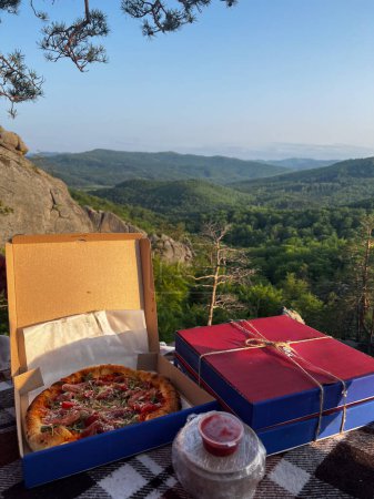 pizza en el acantilado con espacio de copia hermosa vista
