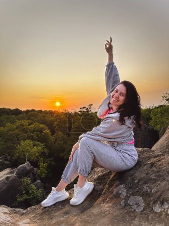 glückliche Frau genießt Sonnenuntergang über den Karpaten Sommerzeit