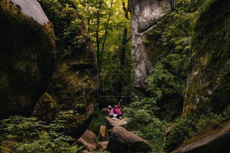 Téléchargez les photos : Couple touristes randonnée au canyon dans la forêt des montagnes carpates - en image libre de droit