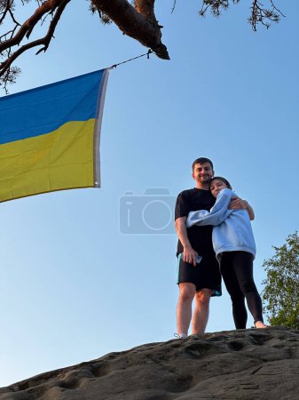 Téléchargez les photos : Heureux couple câlin sous drapeau ukrainien copie espace - en image libre de droit