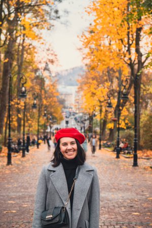 Téléchargez les photos : Belle femme en tenue d'automne au parc public de la ville copie espace - en image libre de droit