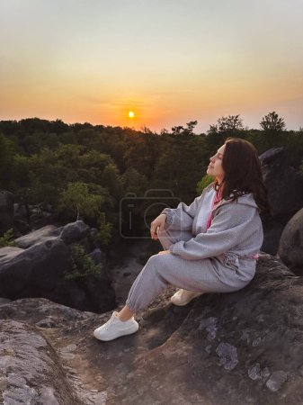 glückliche Frau genießt Sonnenuntergang über den Karpaten Sommerzeit