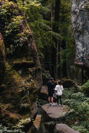 Téléchargez les photos : Couple touristes randonnée au canyon dans la forêt des montagnes carpates - en image libre de droit