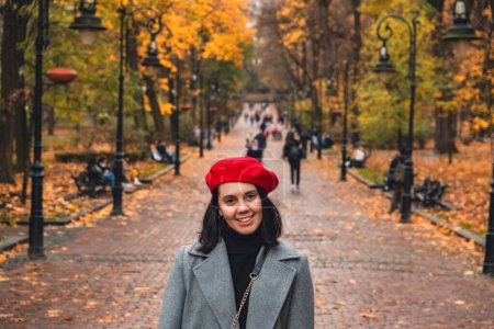 Téléchargez les photos : Belle femme en tenue d'automne au parc public de la ville copie espace - en image libre de droit