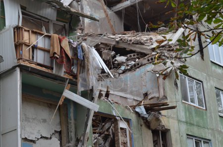 Kostiantyniwka, Gebiet Donezk, Ukraine - August 2022: Eine russische Granate trifft ein ziviles Gebäude