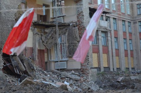 Kostjantyniwka, Gebiet Donezk, Ukraine - August 2022: Eine russische Granate trifft eine Schule