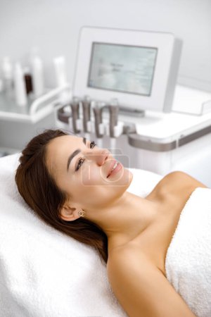 tratamiento facial cosmético, tratamiento facial, terapia del acné, renovación de la tez, servicio dermatológico