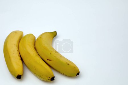 Foto de Manojo de plátanos frescos aislados sobre fondo blanco. Plátanos maduros - Imagen libre de derechos