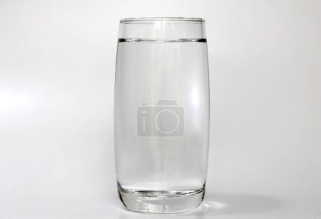 Foto de Vaso de agua dulce aislado sobre fondo blanco
. - Imagen libre de derechos