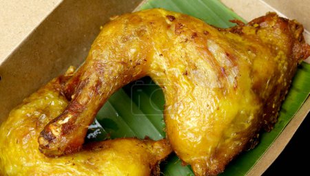 Foto de Deliciosa y sabrosa pata de pollo frito marrón dorado - Imagen libre de derechos