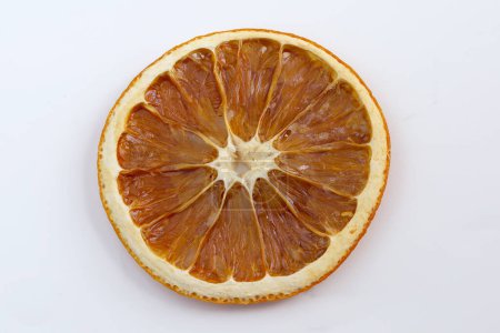 Foto de Una rodaja de naranja seca aislada sobre fondo blanco - Imagen libre de derechos