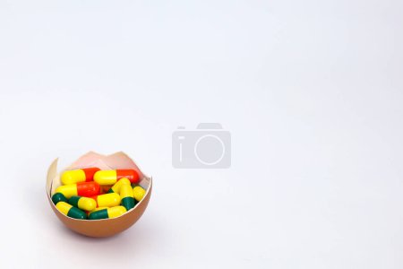 Foto de Cápsula de la píldora dentro de cáscara de huevo agrietada. concepto idea salud - Imagen libre de derechos