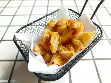 Mini snack maison wonton frit servi au restaurant