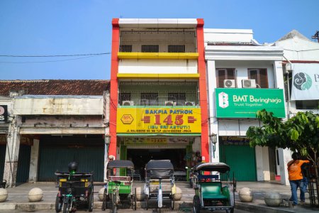 Téléchargez les photos : Yogyakarta, Indonésie - 20 mars 2023 : Magasin Bakpia Pathok autour de la zone touristique de Malioboro. Bakpia pathok est l'un des célèbres magasins qui vendent des aliments javanais - en image libre de droit