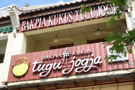 Téléchargez les photos : Yogyakarta, Indonésie - 20 mars 2023 : Panneau de Bakpia kukus tugu jogja autour de la zone touristique de Malioboro. Bakpia tugu est l'un des célèbres magasins qui vendent de la nourriture javanaise - en image libre de droit