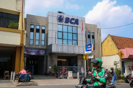 Téléchargez les photos : Yogyakarta, Indonésie - 20 mars 2023 : Bâtiment extérieur de la Bank BCA. Bank Central Asia Tbk est la plus grande banque privée d'Indonésie. BCA KCP Ahmad Dahlan - en image libre de droit