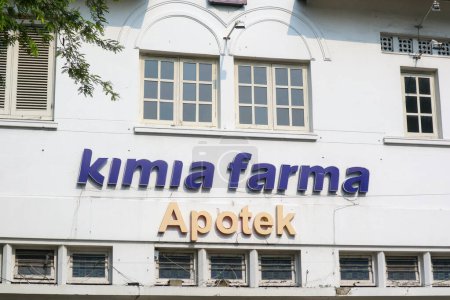 Téléchargez les photos : Yogyakarta, Indonésie - 20 mars 2023 : Kimia Farma apotek Indonesian pharmacy company. la société pharmaceutique avec le réseau le plus large et le plus grand détaillant pharmaceutique en Indonésie. - en image libre de droit