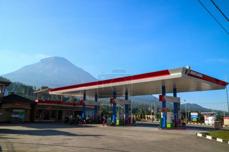 Foto de Wonosobo, Indonesia - 5 de abril de 2023: Estación de servicio Pertamina. que suministra combustible biodiésel, Pertamax, Pertalite y Dexlite. SPBU Kejajar - Imagen libre de derechos