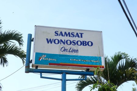 Téléchargez les photos : Wonosobo, Indonésie - 5 avril 2023 : Signe du bureau de Wonosobo Samsat à Jalan Soekarno Hatta - en image libre de droit