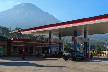 Foto de Wonosobo, Indonesia - 5 de abril de 2023: Estación de servicio Pertamina. que suministra combustible biodiésel, Pertamax, Pertalite y Dexlite. SPBU Kejajar - Imagen libre de derechos